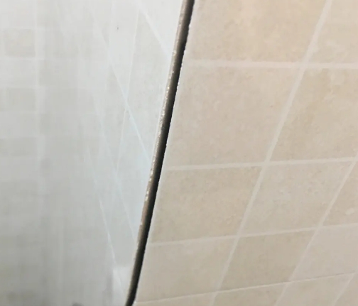 荥经瓷砖空鼓维修公司分享阳台瓷砖脱落的修复过程可以分为以下几个步骤