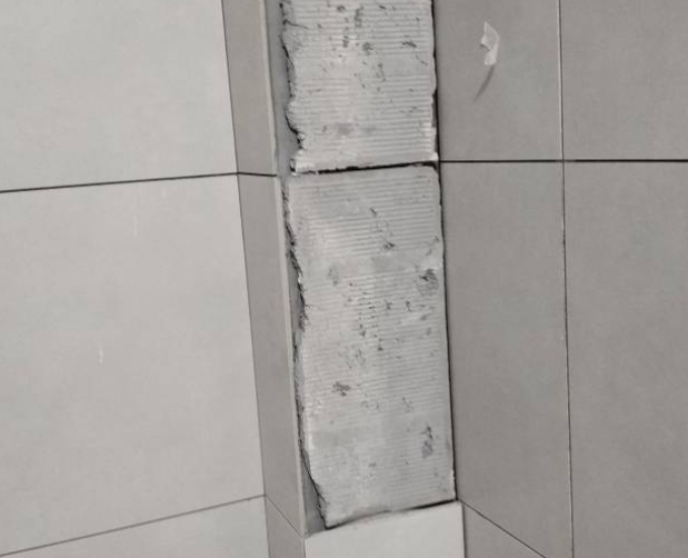 荥经瓷砖空鼓维修公司分享下瓷砖施工前基层浇水润湿程度不足，可能导致以下问题