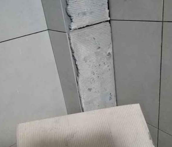 荥经瓷砖空鼓维修公司分享下厨房瓷砖脱落的补救措施。